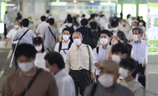在日本东京新宿，人们戴口罩出行。新华社 图